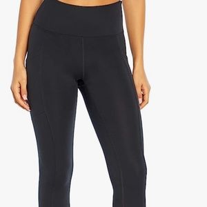 Capri smooth yoga leggings in size M